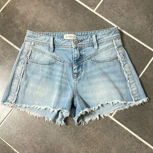 Shyanne Light Wash Mid Rise Shorts use 29‎